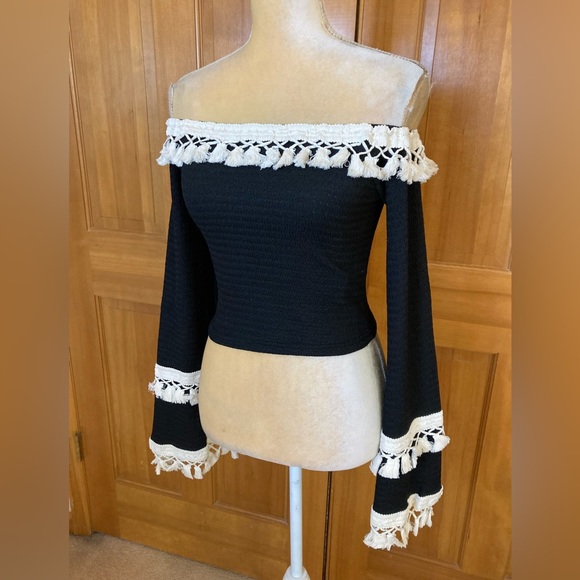 Off the Shoulder Flounce Style Sleeves - Picture 9 of 16